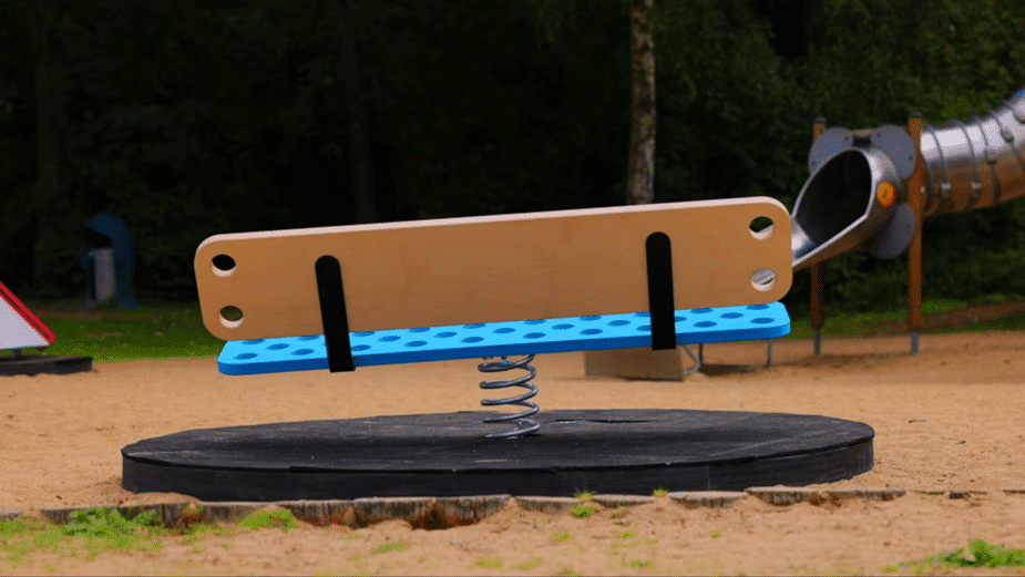 Adult ’Lazy bench’ design encourages parents to battle muscle